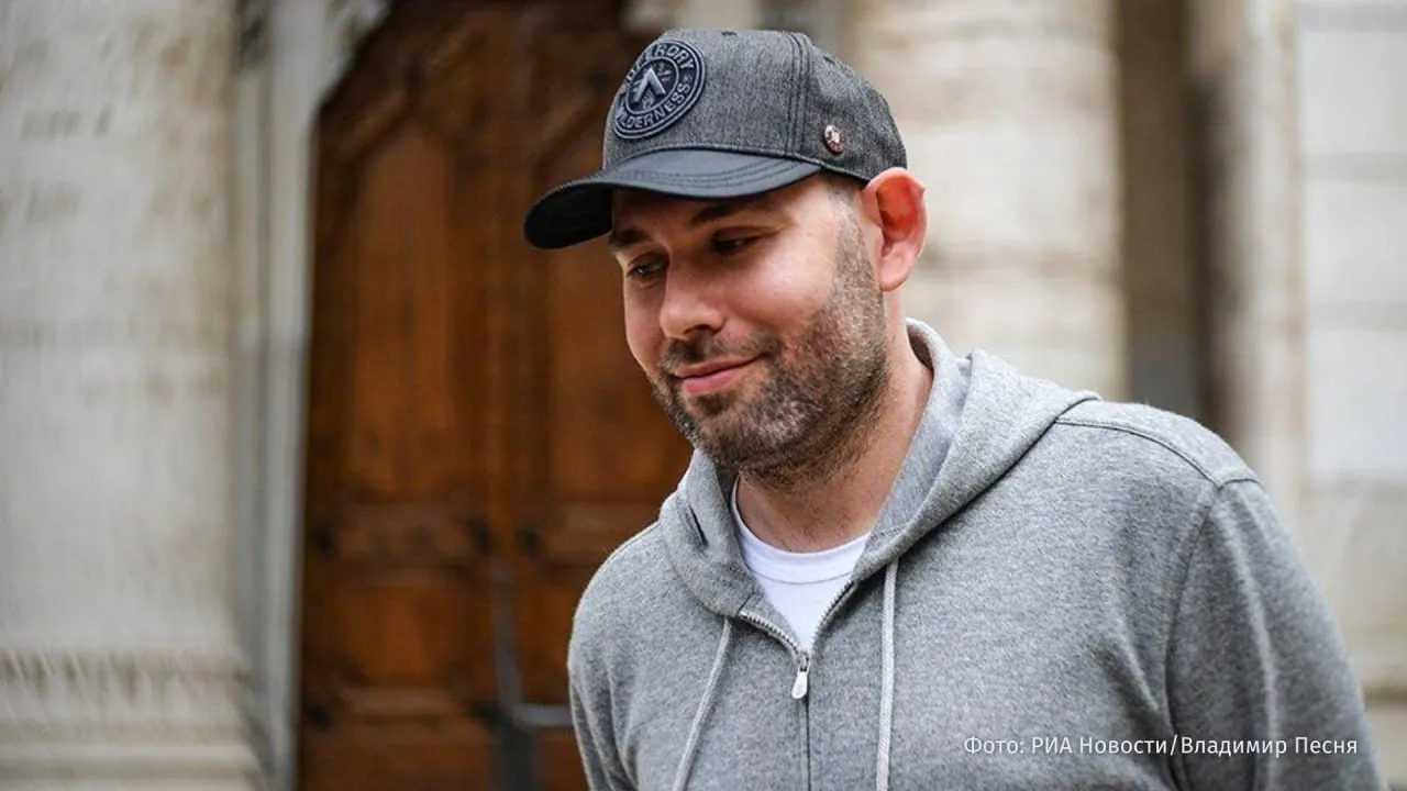 Против юмориста Семена Слепакова возбуждено уголовное дело за нарушение порядка деятельности иностранного агента сообщает прокуратура Москвы Комика дважды в течение года привлекали к административной ответственности по этой же статье Находясь за пределами РФ Слепаков распространял материалы без соответствующей плашки о распространении информации иноагентом признан иноагентом на территории РФ РЕН ТВ ждет вас в MAX