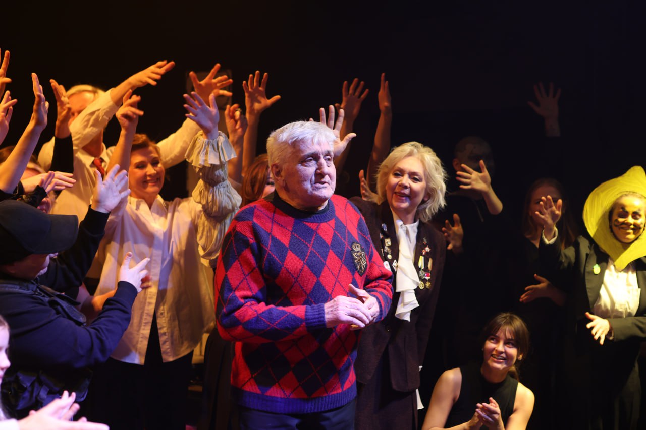 Основатель Архангельского молодёжного театра Виктор Панов стал лауреатом Золотой Маски Секретариат Союза театральных деятелей России объявил лауреатов специальной премии Золотая Маска за сезон 2024 2025 годов Среди них создатель художественный руководитель Архангельского молодёжного театра Виктор Петрович Панов Он стал лауреатом специальной премии За выдающийся вклад в развитие театрального искусства что стало признанием его многолетней работы и значимости в отечественной культуре Этот титул первая личная Золотая Маска для Панова