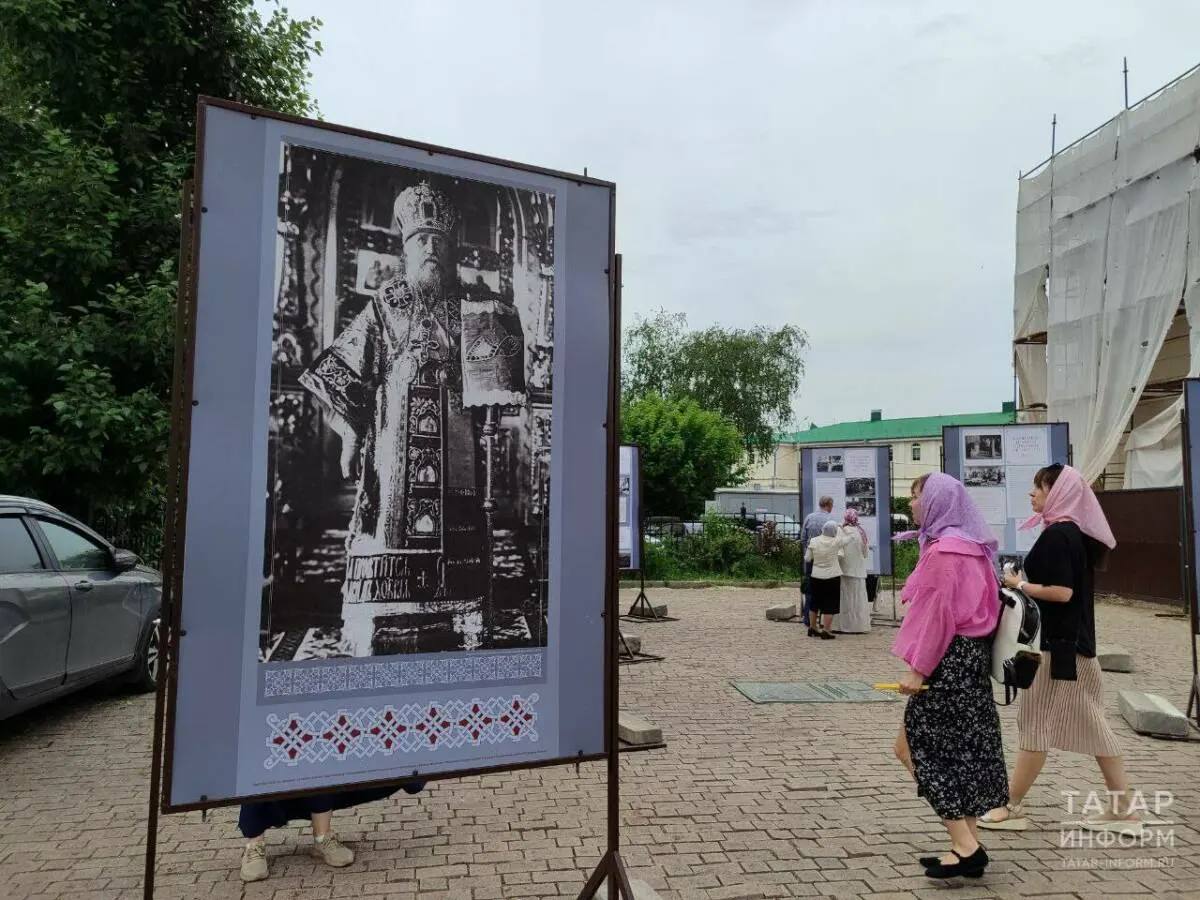 В Казани открыли выставку, приуроченную к 100-летию со дня смерти Патриарха Тихона В Казанском Богородицком монастыре открыли выставку к 100-летию со дня исповеднической кончины святителя Тихона, Патриарха Московского и всея Руси, передает«Татар-информ». Церемония открытия прошла после Божественной литургии в Казанском соборе, которую возглавил митрополит Казанский и Татарстанский Кирилл. Экспозиция под названием «Кто ны разлучит от любви Божией?» посвящена жизненному пути и подвигу святителя Тихона. На выставке представлены исторические фотографии и материалы о его священническом и архипастырском служении в Америке, Литве, Ярославле, а также о его избрании Патриархом. Отдельный раздел посвящен борьбе святителя с обновленческим расколом, его последним годам жизни и прославлению в лике святых. Впервые выставку представили 18 ноября 2024 года в Православном Свято-Тихоновском гуманитарном университете. На ее основе создали мобильную версию для показа в епархиях Русской Православной Церкви. Организатором выставки выступает научно-просветительский фонд имени святого Патриарха Тихона при поддержке АО «Концерн Росэнергоатом». Подписаться Сообщить новость