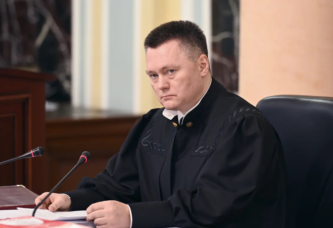 У людей есть явный запрос на справедливость Председатель Верховного суда России Игорь Краснов рассказал в интервью Ъ какие изменения могут произойти в судебной системе для улучшения качества ее работы и исключения коррупционных рисков Среди прочего планируется повысить доходы судей и работников системы практиковать ротации среди служителей Фемиды Повышать уровень региональные судьи будут стажируясь в ВС которому предстоит не только исправлять ошибки нижестоящих судов но и создавать правовые прецеденты Подобная практика отмечает господин Краснов поспособствует установлению единых подходов к правоприменению Читайте интервью на сайте Ъ Пресс служба Верховного суда РФ Ъузнал