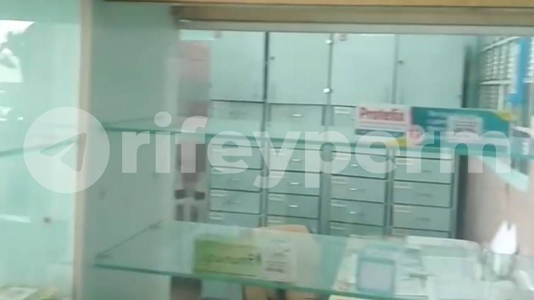 В поселке Пашия Горнозаводского округа около 3,5 тыс. жителей остались без доступа к лекарствам. Как сообщает «Народный фронт», единственная аптека в населённом пункте практически пуста уже более года. Отсутствуют препараты для людей с сахарным диабетом, гипертонией, простудными заболеваниями, а также элементарные средства — бинты и пластыри. Больным пашийцам приходится ездить в Горнозаводск за 15 километров. Учредителем аптеки является администрация округа, которая ссылается на отсутствие средств в бюджете для закупки медикаментов. Народный фронт направил официальное обращение к властям с требованием решить проблему. Источник ЧП Пермь Прислать новость