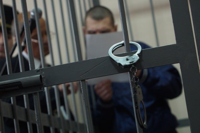 Специально наехал на автомобиль ДПС с инспекторами внутри Следственный отдел по г. Якутск СУ СК России по Республике Саха Якутия завел уголовное дело в отношении 26-летнего местного жителя по статье «Применение насилия в отношении представителя власти». По данным следствия, утром 16 июня 2025 года мужчина, управляя автомобилем Toyota Ist, умышленно совершил наезд на служебный автомобиль ДПС на улице Шавкунова. В результате инцидента находившиеся в машине сотрудники Госавтоинспекции получили телесные повреждения. Фото: Булатов Алексей