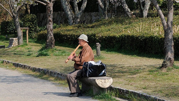 Японец выиграл 600 млн иен в лотерею скрыл это от жены и начал вести двойную жизнь 66 летний мужчина из Токио проводил дни за чтением газет в кофейне а после завтрака покупал несколько лотерейных билетов В один день удача ему улыбнулась он выиграл 3 8 млн Пенсионер решил что не расскажет о сорванном куше своей жене которая по его словам была чрезвычайно бережливой и строго управляла их финансами например после свадьбы жена запретила ему пить пиво и разрешила купить только старую дешевую машину В итоге японец начал вести двойную жизнь Он тратил деньги на роскошные автомобили отдых на элитных курортах с термальными источниками и путешествовал по Японии потратив 116 тыс всего за шесть месяцев Чтобы избежать подозрений он каждый день ездил на метро до парковки где оставлял свою новую машину а сам носил старую одежду и дистанцировался от своего обычного круга общения Однако его тайный образ жизни вскоре привел к возникновению чувства вины и одиночества Путешествуя он часто видел другие пары с детьми и думал о своей семье В итоге он проконсультировался с финансовым консультантом и решил вложить около 3 2 млн из своего выигрыша в страховку назвав бенефициарами свою жену и детей Он надеется что эти деньги обеспечат его семье безопасность после его смерти общество япония экономика