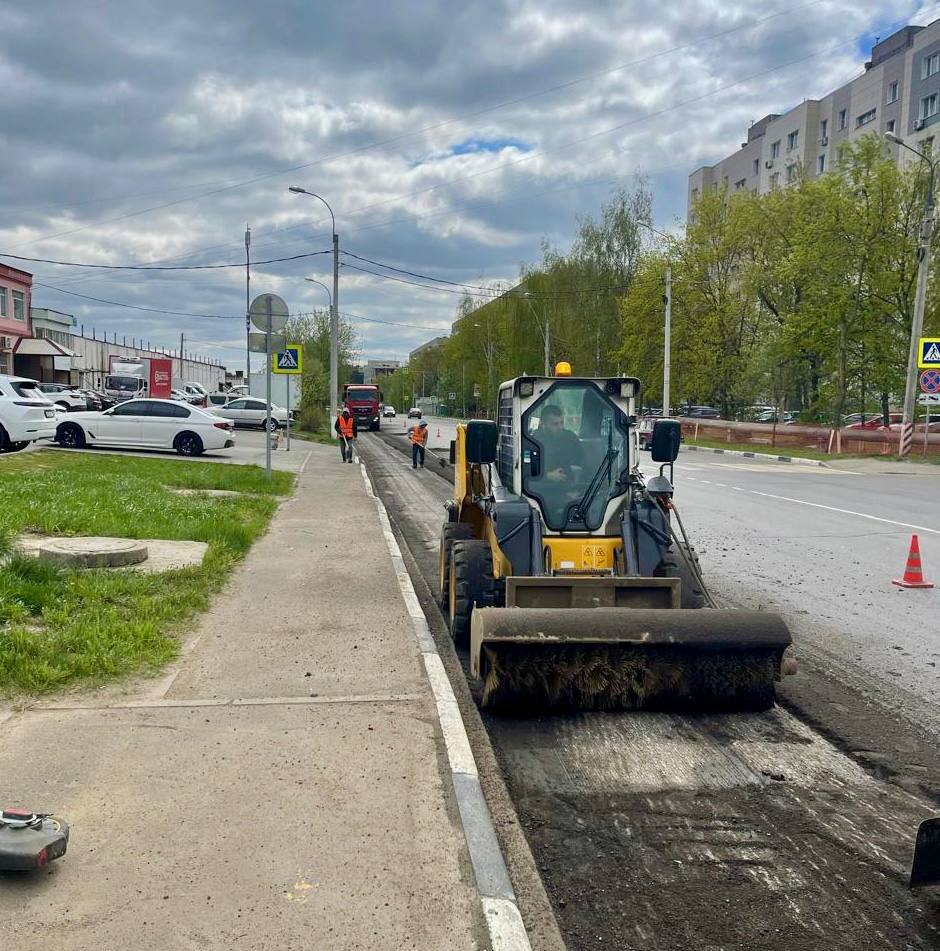 На улице Корнеева приступили к ремонту дорожного покрытия. Подрядчик выполняет фрезеровку асфальта. «Движение по улице затруднено. Выбирайте пути объезда», - сообщила глава округа Евгения Хрусталева. Администрация Домодедово Подписаться