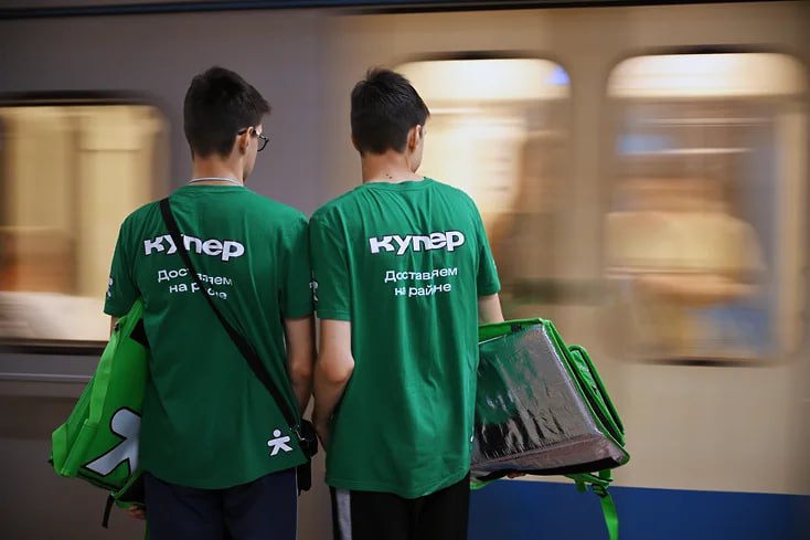 Сервис доставки Купер усиливает B2B направление расширяя число товарных знаков для развития в сегменте Он выкупил у башкирского предпринимателя права на товарный знак Cuper Group В Купере пояснили что регистрация новых товарных знаков связана со стратегической трансформацией сервиса Компания развивает B2B направление расширяя услуги по закупкам и доставке для бизнеса Это направление рассматривается сервисами как более рентабельное за счет прогнозируемого спроса Ранее в мае 2025 года Купер подал заявку в Роспатент на регистрацию товарного знака Купер Бизнес