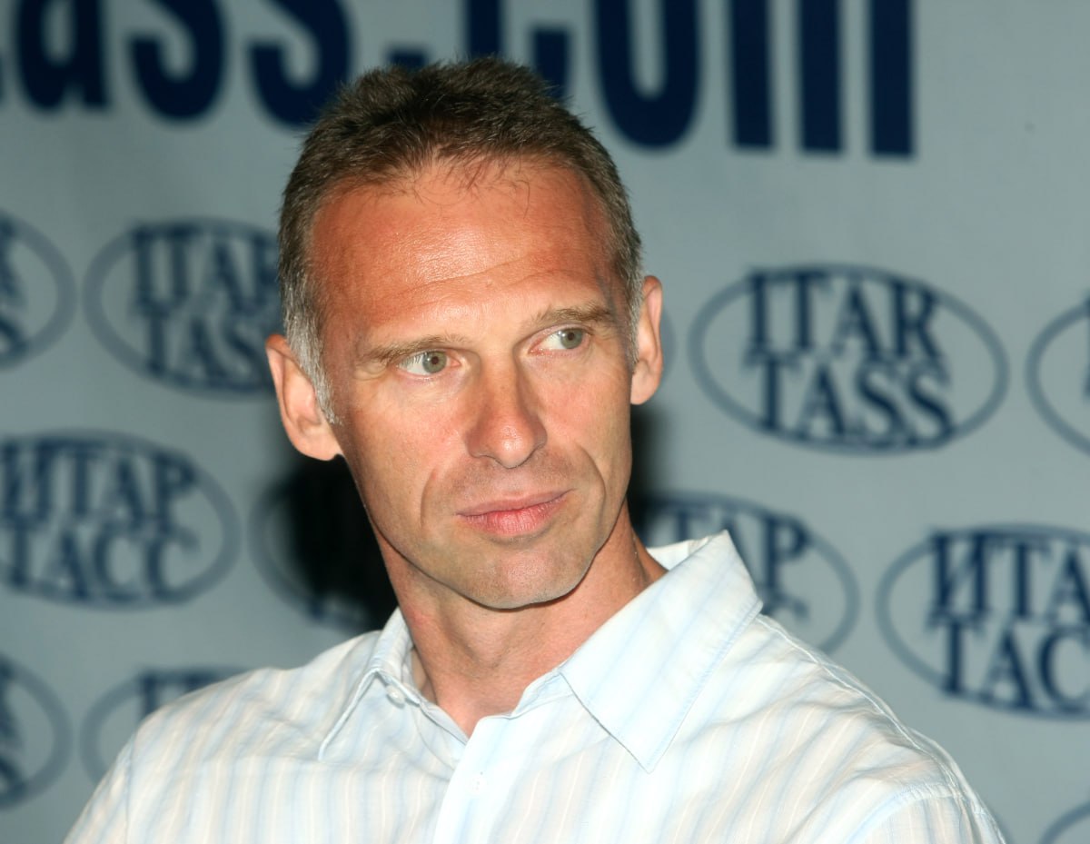 Гашек ответил Кучерову на слова о пропуске Олимпиады сборной России Чемпион Олимпиады 1998 в составе сборной Чехии Доминик Гашек заявил в соцсети X что благодаря санкциям международной федерации IIHF нападающему Никите Кучерову не придется жалеть о своем выступлении за сборную России Так Гашек прокомментировал слова Кучерова о том что без сборной России Олимпиада в Италии не будет соревнованием сильнейших соперников Гашек написал что теперь Кучеров не проживет оставшуюся жизнь зная что из за его игры за сборную погибли люди При этом чех указал что Кучеров играет в НХЛ ставшей рекламой военной операции на Украине Бывший президент России зампред Совбеза Дмитрий Медведев заявлял что у чеха русофобия в форме бреда преследования Global Look Press Подписаться на РБК Спорт