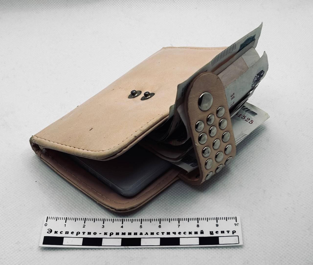 Обходительный прохожий в Новороссийске перед судом предстанет мужчина похитивший сумку у прихожанки церкви 46 летний житель Крымского района обвиняемый похитил сумку у прихожанки церкви предложив донести её до рынка а затем скрылся с деньгами и вещами потерпевшей Похищенную сумку он выбросил а деньги потратил на алкоголь Уголовное дело по части 2 статьи 159 УК РФ Мошенничество направлено в суд Обвиняемому грозит до 5 лет лишения свободы Отметить наш канал Подписывайтесь на канал полиции города героя Новороссийска