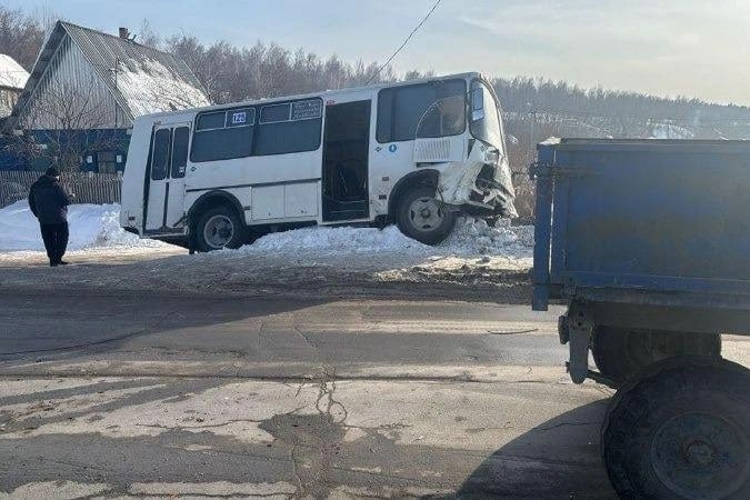 Автобус с пассажирами врезался в трактор и улетел в кювет в Искитиме.   Всё произошло сегодня днем. В момент ДТП внутри было четыре человека, трое из них пострадали.   — Водитель автобуса ехал по главной дороге, и ему пришлось свернуть резко влево, чтобы избежать столкновения с трактором, который выехал с улицы, примыкающей к дороге с правой стороны, — объяснила пассажирка.  Из-за того, что автобус сбил ещё и столб, пострадала линия электропередач. Обстоятельства аварии сейчас устанавливают.   Если вам известны обстоятельства этого происшествия или вы знакомы с отцом ребенка, то свяжитесь с редакцией в комментариях или через    можно анонимно .  Фото: Искитимская больница / ВК