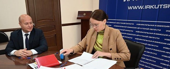 Виктор Галицков стал четвёртым кандидатом, который сдал документы в Облизбирком для участия в выборах губернатора Иркутской области. Галицков идет на выборы от ЛДПР. Сегодня он принес первый пакет документов в избирательную комиссию. Кандидату необходимо пройти «муниципальный фильтр»: собрать 239 подписей депутатов представительных органов и глав муниципалитетов, из них не менее 40 должны быть от депутатов и глав муниципальных районов, городских и муниципальных округов при этом подписи должны быть получены не менее чем в 32 городах, районах или муниципальных округах , – сообщает избирательная комиссия. На сегодняшний день официально на выборы губернатора выдвинулись: - действующий глава Иркутской области Игорь Кобзев – «Единая Россия»; - секретарь иркутского обкома КПРФ Сергей Левченко – КПРФ; - Сергей Гагаркин – самовыдвижение. Также известно, что «Справедливая Россия – За Правду» выдвинула депутата Заксобрания Ларису Егорову. Подпишитесь на «Иркутск политический»