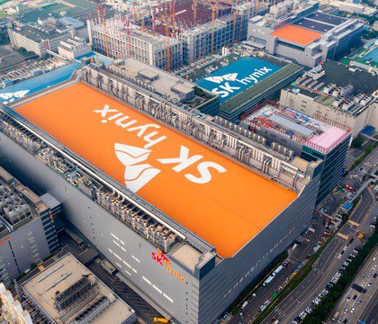 SK hynix объявила об ускорении запуска новых заводов по производству памяти Производитель DRAM чипов SK hynix сообщил о принятии решения о досрочном открытии нового завода и запуске еще одной фабрики чтобы справиться с дефицитом памяти и растущими потребностями рынка Южнокорейская компания SK hynix объявила что новая фабрика в городе Ёнъин будет введена в эксплуатацию на три месяца раньше намеченного срока до февраля 2027 года