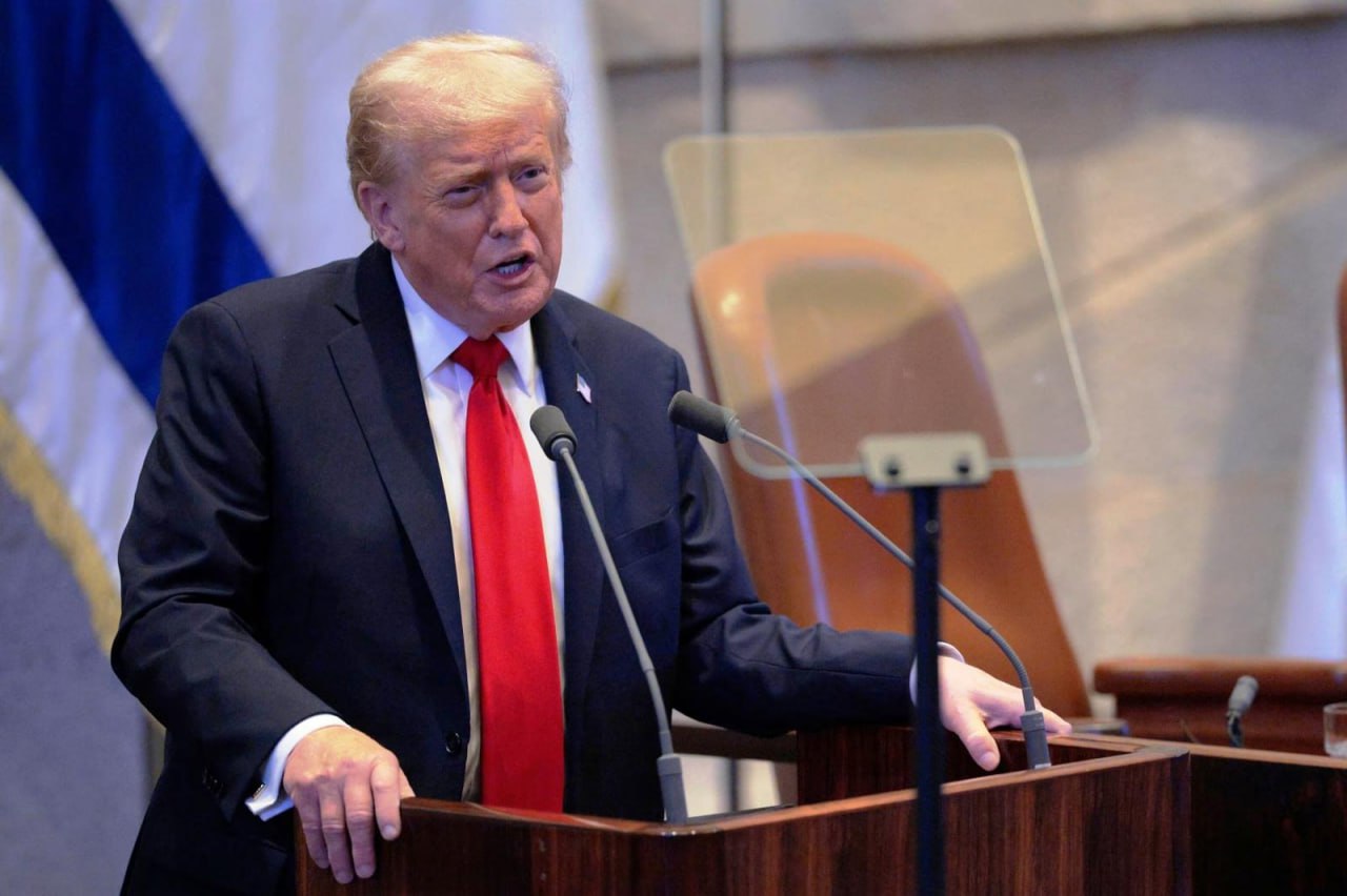 Президент США Дональд Трамп выразил готовность взаимодействовать с Ираном и предположил что эта Тегеран стремится улучшить с ним отношения Даже Ирану режим которого привел к стольким смертям на Ближнем Востоке мы готовы подать руку дружбы и сотрудничества Я говорю вам они хотят заключить с нами сделку заявил он выступая в Кнессете Трамп отметил что сотрудничество с США выгодно Ирану и выразил уверенность что это обязательно произойдет При этом американский президент заявил что Ирану необходимо отказаться от терроризма перестать представлять угрозу для соседних стран Трамп заверил что в США и Израиле не относятся к Ирану враждебно и просто хотят жить в мире