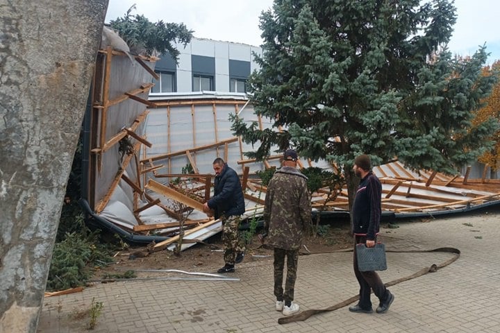 Ветер срывает крыши и валит заборы на Кубани   В Краснодарский край циклон «Мартина» принес теплую погоду, но вместе с тем и сильный ветер. Порывами сдувает крыши и валит заборы. Так, в Староминском районе металлическую кровлю, как фольгу, унесло со здания торгового дома.   В Краснодаре также усилился ветер. В краевом центре на улице Старокубанской унесло на припаркованные машины забор. Конструкция разбила лобовое стекло на одной иномарке.