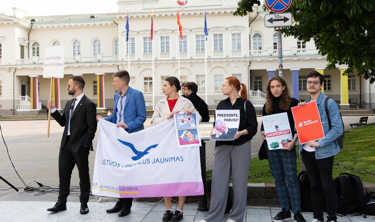 У президентского дворца – протест против Палуцкаса: критике подвергся и Науседа На мероприятии, организованном Лигой молодых консерваторов ЛМК , собралось около пятнадцати протестующих с плакатами, высмеивающими премьер-министра и президента. Председатель ЛЮК Лауринас Вилкас утверждает, что выбор протеста у президентского дворца был обусловлен именно действиями главы государства Науседы по реагированию на ситуацию. „Риторика Палуцкаса ясна: он не собирается придавать значения и не сделал ничего плохого. Президент, между тем, в течение предыдущего срока мог придавать всему значение и иметь свое мнение по всему, а теперь, когда в Сейме новое правящее большинство, он больше не придает значения этим более серьезным вещам“, – пояснил Вилкас. www.delfi.lt/a/120115652
