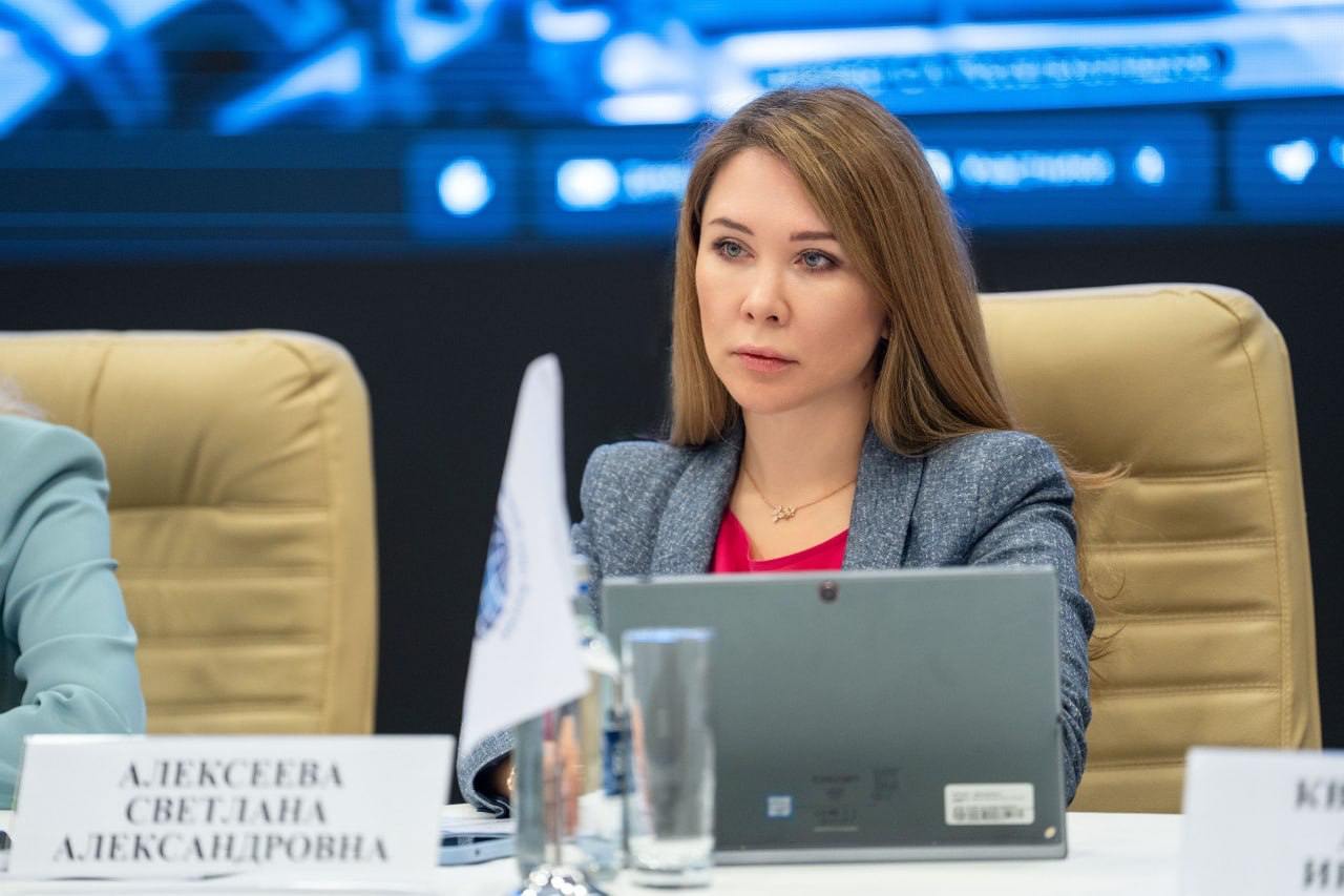 Россельхознадзор запретит выдачу ветсертификатов без учета животных в Хорриоте Об этом заявила заместитель руководителя ведомства Светлана Алексеева на Международном молочном бизнес форуме ЕАЭС который проходит с 9 по 11 сентября в Сочи Ветеринарные сопроводительные документы невозможно будет выписать без наличия маркированного животного в базе Запрет на оформление электронных ветеринарно сопроводительных документов без учета животных будет осуществлен и мы этим сейчас занимаемся сказала Светлана Алексеева По ее словам основания цифрового учета животных есть Переработчики молока должны быть уверены в поставках которые делают на предприятия Молочное сырье должно быть привязано именно к голове На сегодняшний день у нас в основном нормативно все группы животных уже зашли в цифровой учет добавила спикер agroexpert Наши каналы