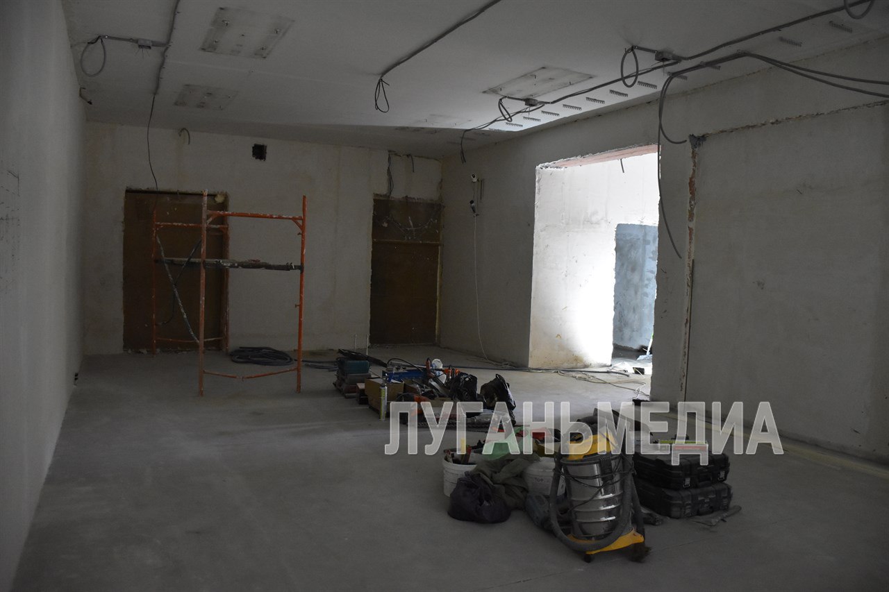 В Алчевском городском историческом музее проводится капитальный ремонт в рамках национального проекта «Семья» Сегодня с ходом работ на объекте ознакомились министр культуры ЛНР Роман Олексин и глава муниципалитета Светлана Гребенькова. Как отметила глава городского округа, этот объект культуры давно требовал реновации, так как за время существования учреждения – с 1970 года, в здании ни разу не проводился ремонт капитального характера. Проведение масштабного ремонта планируется завершить в 2025 году. Об этом рассказал министр культуры ЛНР Роман Олексин. – На сегодняшний день специалисты уже выполнили демонтажные работы и завершают подготовительные, в скором времени уже приступят к чистовой отделке, – разъяснил Роман Теодорович. – Работы ведутся по графику, все планируется завершить до конца октября текущего года. В городе появится современное пространство, куда жители и гости города смогут прийти и узнать об истории Алчевска, об истории края. Хочется выразить огромную благодарность Главе ЛНР Леониду Ивановичу Пасечнику за поддержку в реализации проектов, главе города Алчевска и Администрации муниципалитета за то, что поддержали эту идею министерства и за то, что мы сейчас совместно ведем плотную работу для жителей города и нашей республики. Вконтакте Одноклаcсники