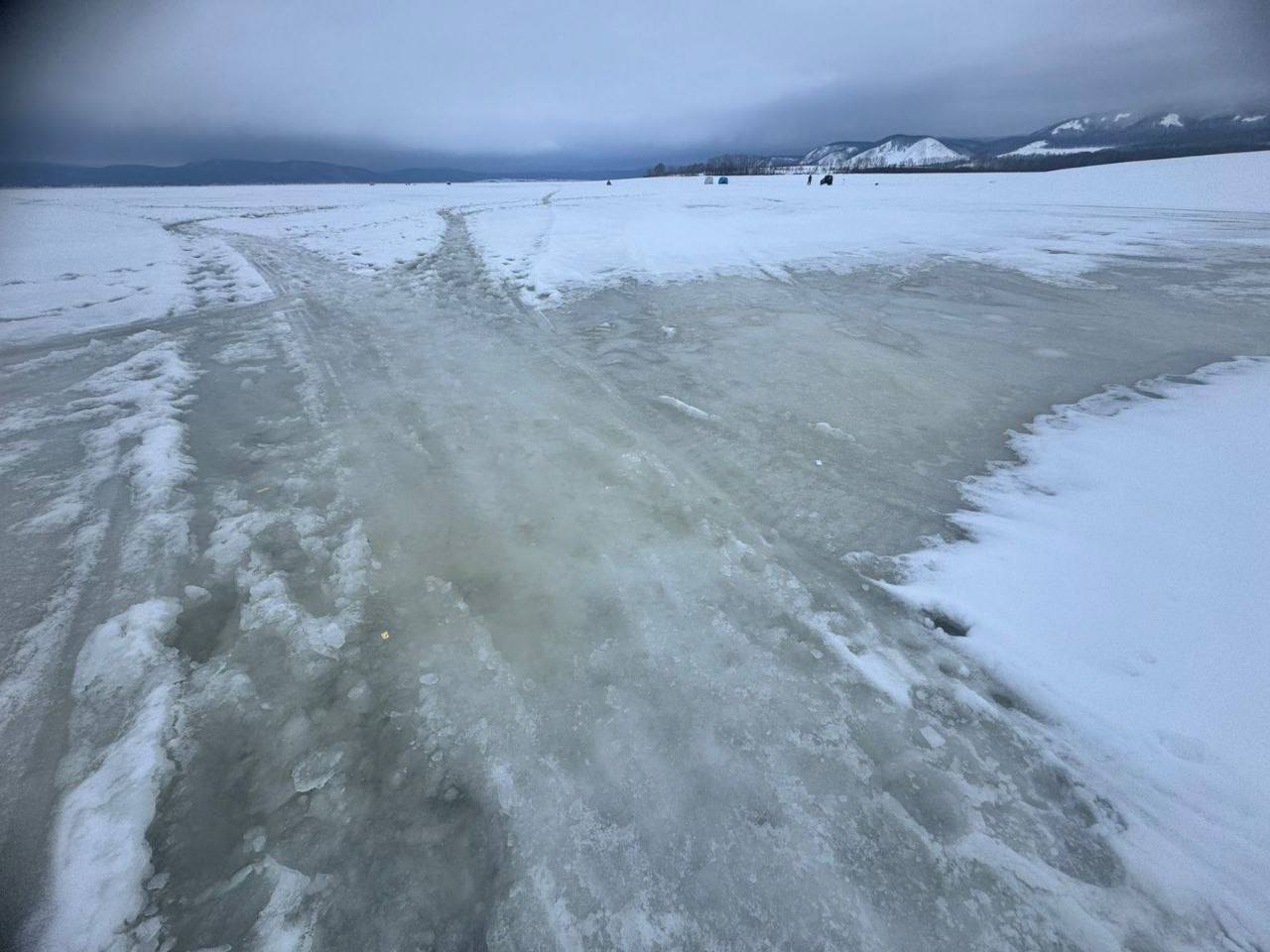 Вода снова на поверхности Нугушского водохранилища: безопасный отдых на льду  На Нугушском водохранилище снова появилась вода, и сотрудники национального парка «Башкирия» напоминают отдыхающим о правилах безопасности на льду.