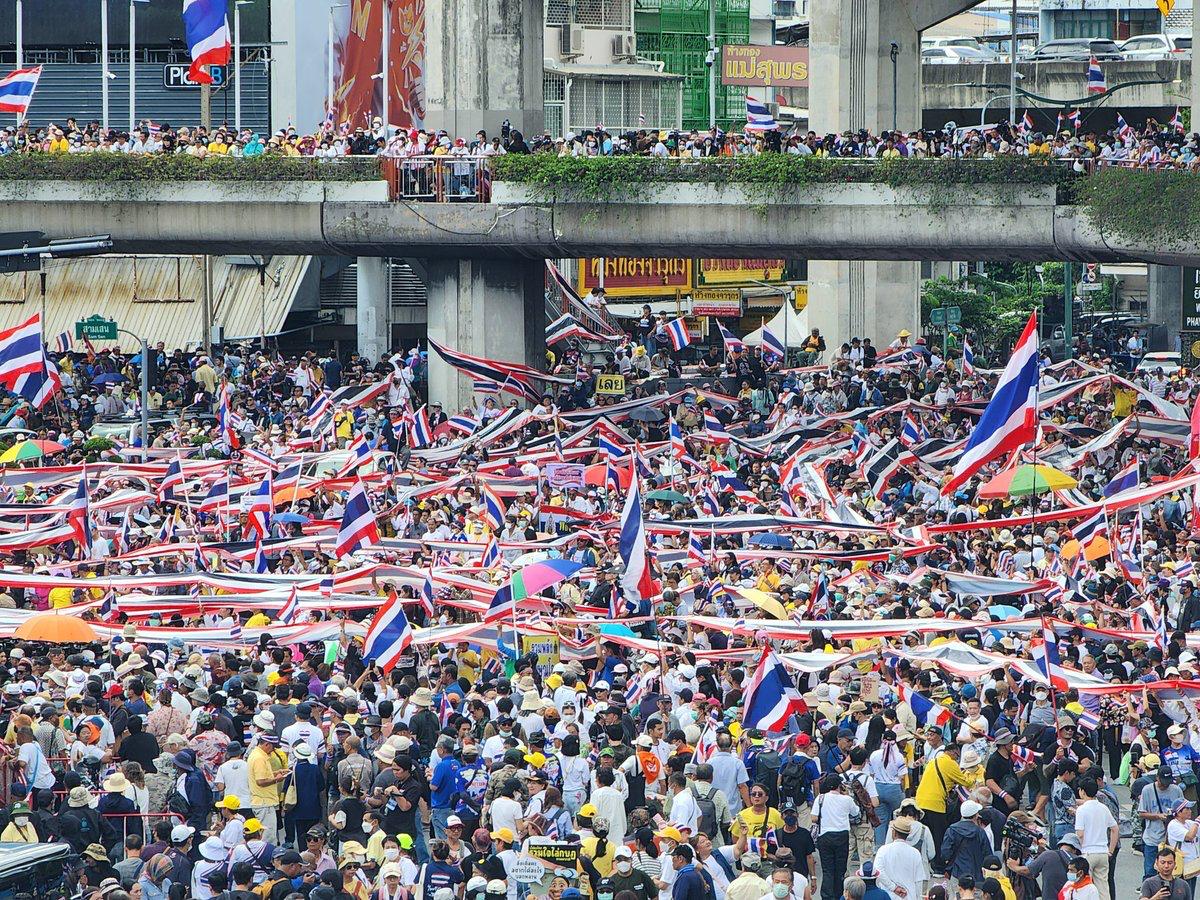 На митинге в столице Таиланда протестующие потребовали отставки премьер-министра страны Пхэтхонгтхан Чинават, пишет Bloomberg. Демонстрация в Банкгоке проходит после «спорного» телефонного разговора Чинават с бывшим премьер-министром Камбоджи Хун Сеном. В этом разговоре премьер Таиланда, как напоминает агентство, критиковала свою армию. В отношении премьера проходит судебное расследование: группа сенаторов обратилась в Конституционный суд и национальный антикоррупционный орган с просьбой расследовать ее поведение в связи с утечкой телефонного разговора. Отмечается, что решения любого из этих органов могут привести к ее отставке. Соцсети Подпишитесь на «Ведомости»
