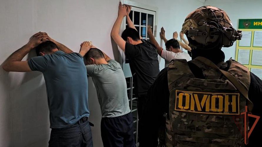 При содействии ОМОН Росгвардии прошел рейд по выявлению нарушений в сфере миграции и ПДД в Югре Правоохранители проверили порядка 100 транспортных средств и объекты общественного питания. По итогам профилактических мероприятий полиции передано более 10 иностранных граждан, подозреваемых в нарушении миграционного законодательства. В отношении одного из предпринимателей возбуждено административное производство за незаконное привлечение к трудовой деятельности иностранного гражданина. За нарушения правил дорожного движения составлены административные материалы в отношении 25 водителей.