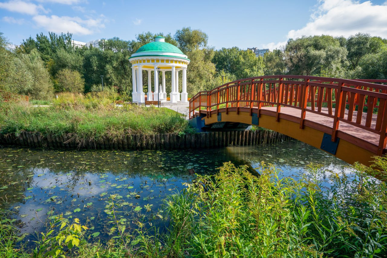 Специалисты комплекса городского хозяйства завершают благоустройство двух участков "Парка Яуза" в СВАО, проект выполнен почти на 90%, сообщил журналистам заммэра Москвы Петр Бирюков  Он рассказал, что на участке вдоль Сельскохозяйственной улицы благоустроили пространство около беседки-ротонды "Храм воздуха", отремонтировали пять "горбатых" мостиков и установили лавочки, сделали мостовой переход через реку Яузу. Кроме того, привели в порядок детскую площадку, обустроили экотропу и лестничные спуски.  А на участке вдоль Тенистого проезда завершается обустройство дорожек, подготовлены основания для детских и спортивных площадок.