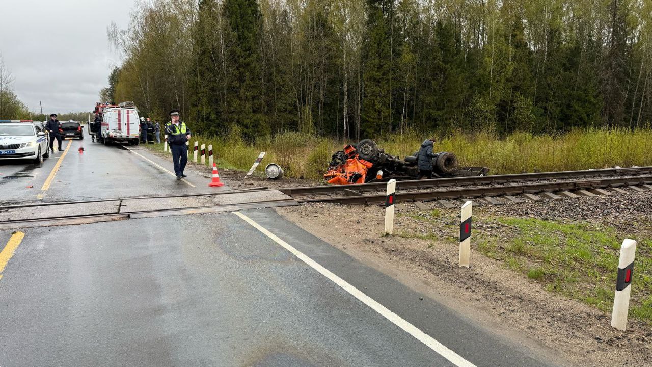 В Тейкове товарный поезд снес на переезде КАМАЗ, груженый кегами с пивом. Состав с рельс не сошел и проехал дальше еще с километр пока не затормозил.   Водитель и пассажир КАМАЗА живы, но получили тяжёлые травмы.  На месте аварии работает полиция. Выясняются причины и обстоятельства ДТП.