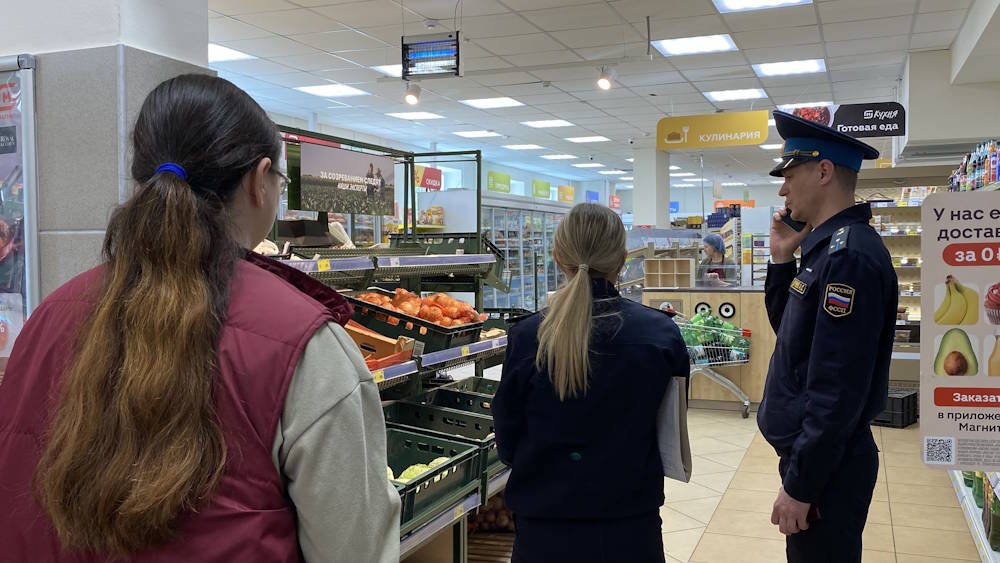 В пермском магазине сети «Магнит» обнаружили насекомых-вредителей В Перми суд запретил на 20 суток продажу продукции на развес в магазине «Магнит» на ул. Крупской, 67. Приставы проконтролировали, что из торгового зала убрали такую продукцию. Ранее в ходе проверки в помещении магазина были обнаружены живые особи огневок - они летали по торговому залу. В контейнерах с конфетами были обнаружены лапки и крылья огневок. Кроме этого, под стеллажами с фруктами и овощами в магазине были найдены гнилые продукты, грязь, пыль и мелкий мусор. >