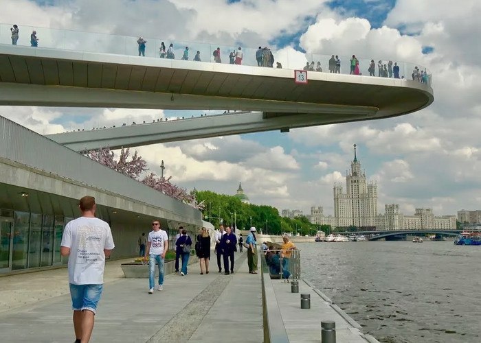 На Парящем мосту в парке «Зарядье» записали музыку к фильму «Три струны» о балалаечнике-виртуозе Василии Андрееве. Музыканты исполнили вариацию на тему «Светит месяц».