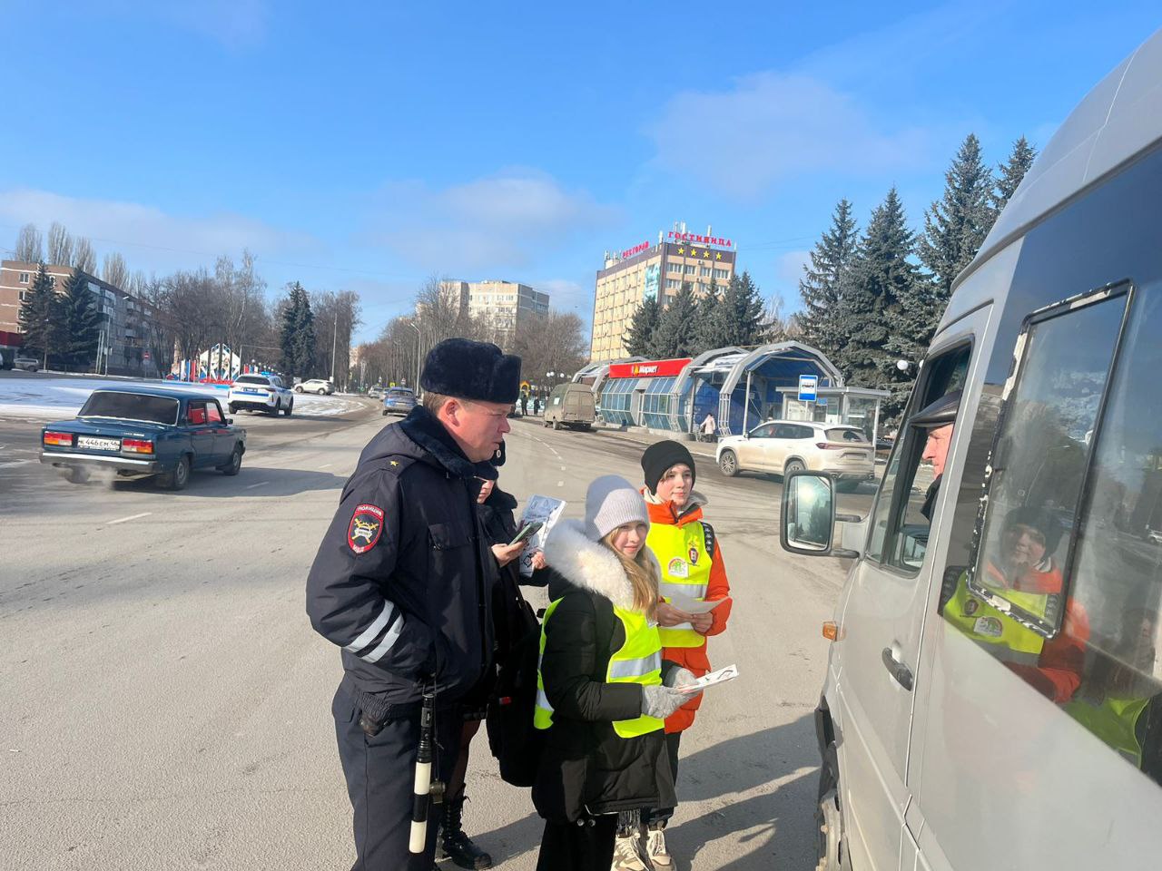 В Курчатове Госавтоинспекция совместно с отрядом Юных инспекторов дорожного движения Лицея №3 напомнила автомобилистам о правилах безопасности: дорожной и финансовой   Школьники призвали водителей быть дисциплинированными, соблюдать скоростной режим и обязательно пользоваться ремнями безопасности. Дети вручали памятки и объясняли, чем может грозить беспечность.    Начальник Курчатовской Госавтоинспекции провел правовой ликбез для водителей и пассажиров, объясняя, как не стать жертвой мошенников. Сергей Головин призвал граждан не называть секретные смс-коды посторонним лицами не перечислять денежные средства, не убедившись в надёжности адресата.    Майор полиции подчеркнул, что банки и правоохранительные органы никогда не звонят для отмены несанкционированного перевода, не предлагают перевести деньги на безопасный счёт или поучаствовать в поимке преступника. Так поступают только мошенники.   Также участники профилактической акции рекомендовали обращаться в полицию в случае, если попались на уловки мошенников.