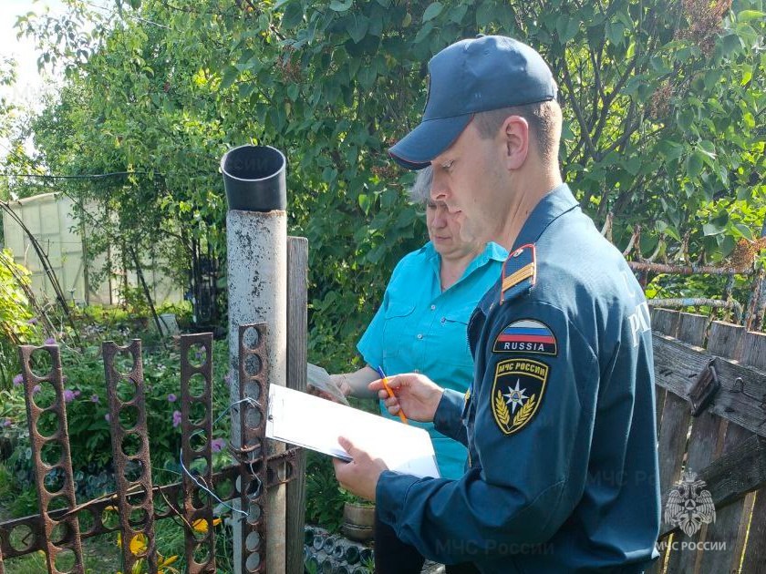 Пожарная безопасность на первом месте: важные рекомендации для ульяновцев Сотрудниками регионального МЧС совместно со специалистами Управления гражданской защиты города Ульяновска, представителями районных администраций и добровольными пожарными регулярно проводятся рейды в частном жилом секторе и в садоводческих некоммерческих товариществах, в ходе которых и проверяется их безопасность. Дачникам рекомендуют устанавливать по периметру емкости с водой, а в домах иметь огнетушители, которые помогут справиться с небольшим возгоранием. Жильцов призывают обращать самое пристальное внимание на состояние электрических приборов и электропроводки в домах. Недопустимо также оставлять детей одних! Жителей информируют о действии особого противопожарного режима на территории региона, о запрете разведения огня на открытой местности, сжигания травы, а также о возможных последствиях и наказании. Главное управление МЧС России по Ульяновской области напоминает: не пренебрегайте требованиями пожарной безопасности! Будьте осторожны с огнем. Соблюдение простых правил поможет избежать неприятных, а порой и трагических последствий.