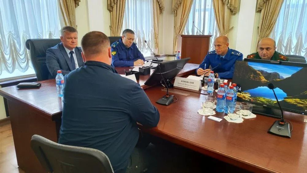 Вместе с руководством прокуратуры представителями военного комиссариата фонда Защитники Отечества и общественности провел прием участников СВО и членов их семей Данные мероприятия по поручению губернатора Романа Бусаргина проводятся регулярно в первую субботу месяца Все поступившие обращения взяты в работу Ответственным руководителям даны поручения в ближайшее время проехать к заявителям по обозначенным вопросам чтобы детально разобраться на месте Подписывайтесь на мой канал в MAX