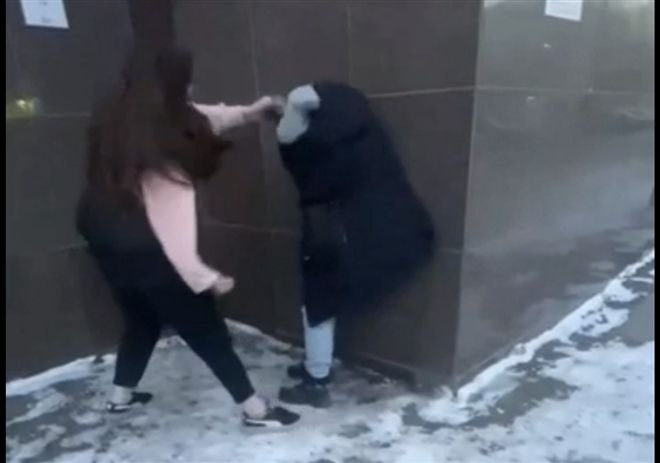 Раза было мало в Самаре днем у ТЦ избили девочку подростка В Следственном комитете возбудили уголовное дело о жестоком избиении школьницы Не исключено что основную нападавшую наказать не смогут из за возраста А тем временем пострадавшую будто запугивают и передают одного раза было мало   volga news article 765163 html Фото скриншот с видео очевидца