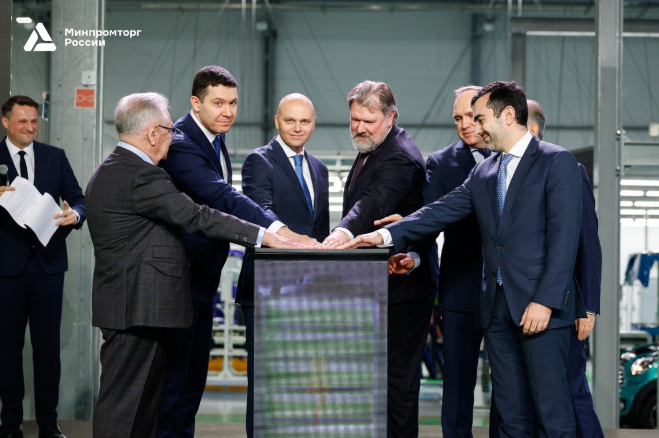 В Калининграде запустили кластер по производству автокомпонентов и электромобилей Автотор запустил семь новых заводов первой очереди промышленного кластера по производству автокомпонентов и электромобилей который компания развивает в рамках ранее подписанного специнвестконтракта общим объемом в 70 млрд Среди них заводы компактных электромобилей и тяговых электродвигателей