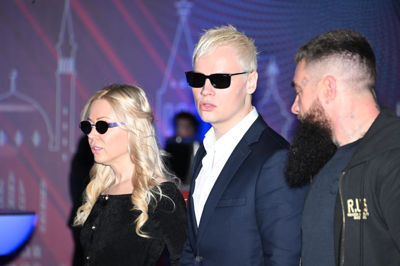 Shaman впервые рассказал подробности о свадьбе с Екатериной Мизулиной Певец дал интервью Комсомолке Ноябрь стал для Shaman настоящее имя Ярослав Дронов особенным он женился на Екатерине Мизулиной выступил в Донецке готовится отметить 34 летие концертом в Кремле и впервые открылся поклонникам в большом интервью Он рассказал что свадьба в Донецке была их общим решением и прошла тихо без пышного банкета Свадебное путешествие продолжается прямо в гастрольных поездках Екатерина ездит с ним когда позволяет график Пародии в соцсетях пара воспринимает с улыбкой Если пародируют значит есть за что зацепиться Дома у них всё просто утро начинается с кофе по хозяйству Shaman справляется сам и уверен что мужчина в семье добытчик Если нужно что то подремонтировать подкрутить гаечки то в этом плане у меня руки из правильного места растут Я раньше и в общежитии жил и на съемных квартирах поэтому с домашними делами легко могу справиться сам Я не белоручка Могу что то сделать по дому по хозяйству с удовольствием посуду помыть говорит исполнитель В творчестве у него тоже насыщенный год признание ВЦИОМа как певца года планы на коллаборацию с Надеждой Бабкиной продюсерский проект с давним другом Никитой Осиным Самым ярким событием артист называет выступление в КНДР Говорят я там второй по популярности человек после Ким Чен Ына Нравится пара Shaman и Мизулиной Делитесь мнением в комментариях Фото Михаил Фролов