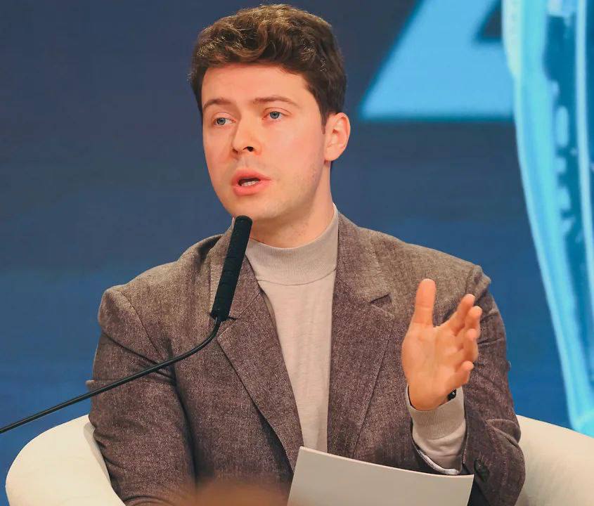 Сын Дмитрия Медведева высказался об идее ввести смертную казнь для коррупционеров В Китае вообще расстреливают Мы так делать не будем Хотя в некоторых случаях это было бы полезно заявил Илья Медведев Он считает неправильным для России бездумно копировать опыт Китая из за культурных и управленческих различий обеих стран пишет Коммерсантъ