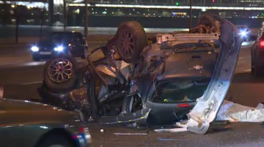 На Малоохтинской набережной в районе дома 16 произошла серьёзная авария одна из машин перевернулась В результате ДТП погиб один человек ещё двое получили тяжёлые травмы сообщили в ГУ МВД России по Петербургу и Ленобласти ДТП произошло около 18 00 Столкнулись три машины Шевроле Хонда и Киа По факту аварии проводится проверка Наши новости в Телеграм VК ОK MAX