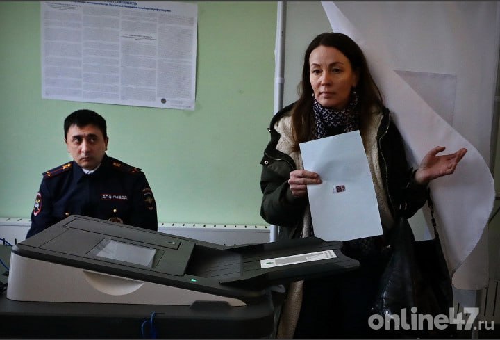 В Ленобласти стартовал прием заявлений граждан для голосования на выборах главы региона по месту нахождения В Ленинградской области начался прием заявлений от граждан, желающих проголосовать на выборах губернатора по месту нахождения, а не по месту регистрации. Избиратели смогут отдать свой голос на любом удобном участке в регионе, независимо от места прописки. Прием заявлений будет проходить с 28 июля по 8 сентября. Граждане могут подать заявление о желании голосовать не по месту регистрации лично в территориальных избирательных комиссиях муниципальных районов и городских округов Ленинградской области, в любом многофункциональном центре региона или на портале «Госуслуги». Голосование состоится 12, 13 и 14 сентября 2025 года Территориальные избирательные комиссии будут работать ежедневно не менее четырех часов. График приема заявлений можно найти на странице ВКонтакте и на официальных сайтах ТИК. Адреса и режим работы многофункциональных центров доступны на сайте. Для подачи заявления через портал «Госуслуги» необходимо войти в личный кабинет, выбрать вкладку «Выборы» и далее «Выбрать участок». При подаче заявления нужно иметь при себе паспорт гражданина РФ. После этого избирателя исключат из списка по месту регистрации и включат в список по месту голосования. Online47 — Всё о Ленобласти и не только