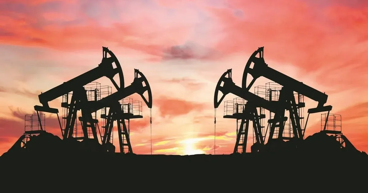 РФ за март нарастила добычу нефти на 3 тыс баррелей в сутки Россия в марте 2026 года увеличила добычу нефти на 3 тыс баррелей в сутки по сравнению с февралём до 9 167 млн б с Фактическая добыча оказалась ниже плана ОПЕК на 407 тыс б с Компенсировать сверхдобычу в этом месяце не требовалось Данные приводит ТАСС со ссылкой на отчёт ОПЕК Россия должна была добывать 9 574 млн б с с учётом добровольных ограничений С апреля 2025 года страна начала постепенно увеличивать добычу Изначально восстановление планировалось до сентября 2026 года но страны ОПЕК ускорили темпы на фоне благоприятной рыночной конъюнктуры Квоты других стран на период без учёта компенсаций Саудовская Аравия 10 103 млн б с Ирак 4 273 млн б с ОАЭ 3 411 млн б с Кувейт 2 580 млн б с Казахстан 1 569 млн б с Алжир 971 тыс б с Оман 811 тыс б с Россия продолжает соблюдать соглашение несмотря на возможность увеличения добычи Подробнее   Подпишись на MASHNEWS в MAX