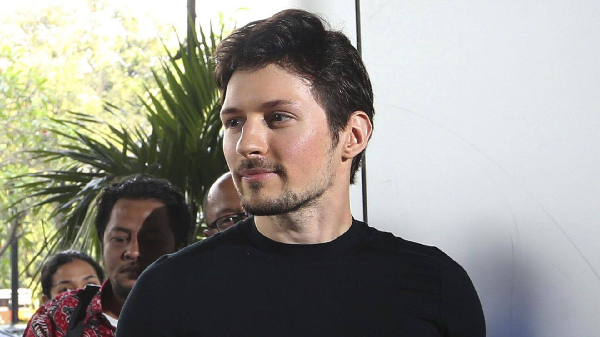 Павел Дуров заявил что готов оплатить ЭКО всем женщинам которые захотят воспользоваться его донорским материалом Условия такие участницы программы должны быть незамужними и младше 37 лет чтобы избежать юридических сложностей По словам Дурова все его биологические дети независимо от способа зачатия получат равные права и одинаковую долю наследства