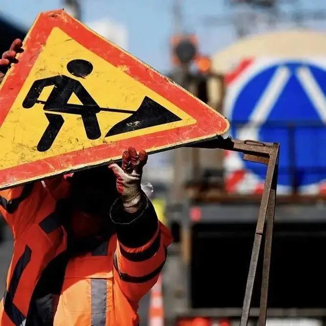 Более 5 4 км дорожного полотна отремонтируют в Красногвардейском округе В текущем году в рамках краевой программы Развитие транспортной системы в нашем округе приведем в порядок сразу 7 дорожных участков В селе Красногвардейское ремонт пройдет на пяти участках общей протяженностью 4 239 км ул Ставропольская 1 250 км от пер Урожайного до а д Красногвардейское Покровское пер Урожайный 0 5 км ул Комсомольская 0 874 км ул Приветная 0 780 км от ул Куйбышева до дома 186 ул Микояна 0 835 км от а д Красногвардейское Покровское до пер Урожайного В селе Дмитриевском будет обновлена ул Комсомольская протяженностью 0 960 км В поселке Медвеженском работы затронут 300 метров пер Дорожного Объём краевого дорожного фонда в 2026 году по решению губернатора составит 21 8 млрд рублей Дорожная структура муниципалитетов остаётся в крае приоритетом