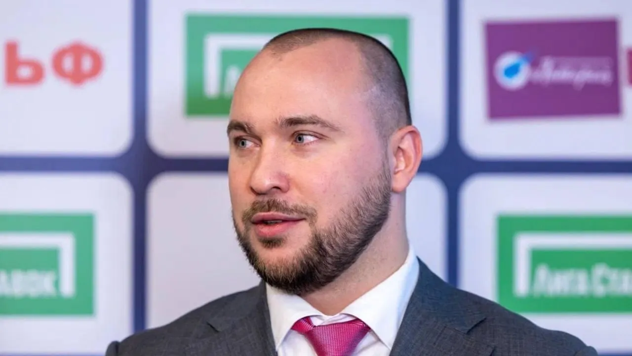 Беспутин который пил шампанское с Путиным пообещал применить жесткие санкции к тренеру избившему воспитанника Федерация бокса России не оставит ситуацию без внимания заявил генсек Александр Беспутин Ведутся проверки в ближайшее время будут применены самые жесткие санкции Руководитель федерации бокса Свердловской области уже вылетел на место Будем разбираться в этом вопросе написали он у себя в соцсетях Тренер Николай Бабенко на занятии спортшколы Витязь в Каменске Уральском избил ученика На него завели уголовное дело Ему грозит до семи лет колонии Фото Федерация бокса России   на связи в TG MAX VK