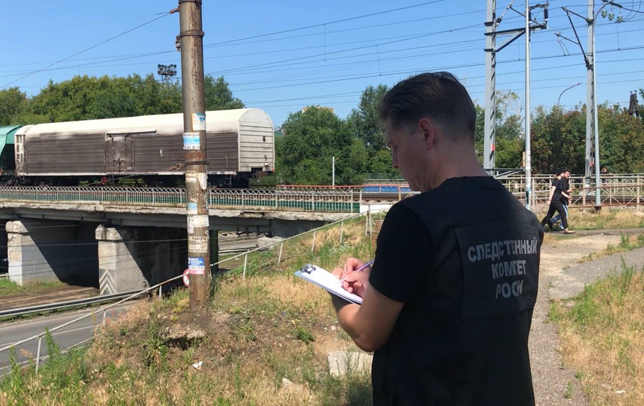 Стали известны подробности гибели мужчины, которого нашли возле ж/д вокзала в Казани По данным Центрального МСУТ СКР, трагедия произошла сегодня утром на железнодорожной станции «Восстание» недалеко от несанкционированного пешеходного перехода. По предварительной информации, мужчину сбил поезд. По данному факту организована доследственная проверка, устанавливаются все обстоятельства происшествия. Подпишитесь: