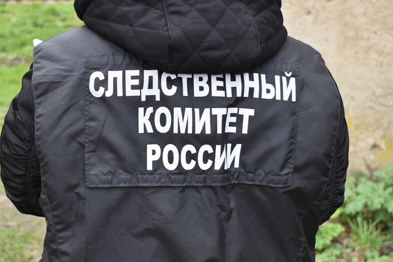 12 летний подросток погиб упав с крыши пятиэтажки в Долинске Трагический инцидент произошел утром 29 сентября От полученных травм несовершеннолетний скончался на месте По факту гибели подростка следственным отделом по городу Долинск СУ СК России по Сахалинской области возбуждено уголовное дело по признакам преступления предусмотренного статьей 109 УК РФ Причинение смерти по неосторожности Следователи провели осмотр места происшествия В настоящее время сотрудники следственного комитета проводят комплекс мероприятий направленных на установление всех обстоятельств случившегося   Подписаться на нас sakhonline Прислать нам новость Sakhonlinebot