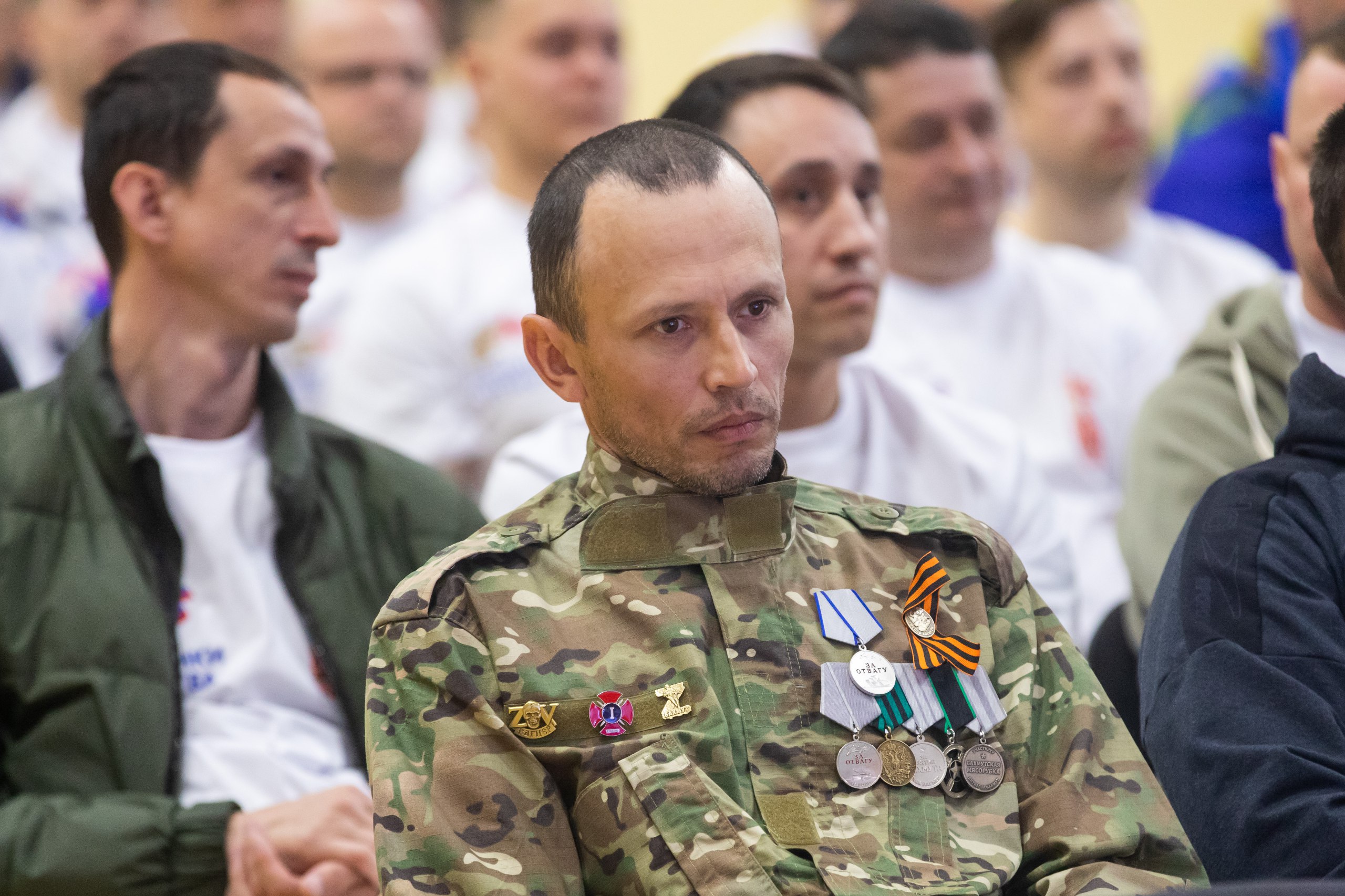 В Казани завершился II этапе «Кубка СВОих» по плаванию. Участие в турнире приняли более 100 ветеранов СВО из 17 регионов нашей страны. В торжественной церемонии открытия приняли участие Демидов Виктор Николаевич, главный федеральный инспектор по Республике Татарстан, Садриев Ильдар Зуфарович, заместитель министра спорта Республики Татарстан, руководитель филиала фонда «Защитники Отечества» по РТ Удачина Гузель Любисовна, а также прославленные пловцы: серебряный призер Олимпийских игр Александр Красных и заслуженный мастер спорта РФ, чемпион и рекордсмен мира и Европы, чемпион России Андрей Арбузов. Атлетам предстояло проплыть 50 метров в 2 категориях «Абсолют» и «Лица с ПОДА». Каждый заплыв сопровождался аплодисментами и словами поддержки от болельщиков. Татарстанская команда состояла из 25 ветеранов СВО, которые достойно пропылили всю дистанцию. По итогам мероприятия были определены победители в каждой категории: Абсолютный зачет: Дмитрий Акамов, Москва 26.21 ; Виктор Овчинников, ЛНР 27.9 ; Альберт Шаяхметов, Республика Татарстан 32.15 . Лица с ПОДА: Максим Завьялов. Удмуртская Республика 31.75 ; Павел Стяжкин, Смоленская область 32.67 ; Евгений Мишустин, Белгородская область 33.15 . Поздравляем Всех победителей!