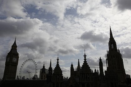 США обеспокоились открытием китайского посольства в Лондоне США предостерегли Великобританию от открытия нового посольства Китая в Лондоне. Об этом сообщает газета The Times. «Соединенные Штаты глубоко обеспокоены предоставлением Китаю потенциального доступа к секретным коммуникациям одного из наших ближайших союзников», — сообщил изданию высокопоставленный американский чиновник. Отмечается, что здание будущего посольства КНР расположено между крупными финансовыми центрами британской столицы. Рядом также находятся несколько американских дата-центров. В Вашингтоне обеспокоены тем, что Пекин может получить доступ к секретным данным. США и Китай 9 июня проведут встречу в Лондоне по урегулированию торговых споров. От США на встречу поедут министр финансов Скотт Бессент, министр торговли Говард Латник и торговый представитель Джеймисон Грир.