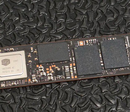 Японские ритейлеры вводят лимиты на покупку SSD и оперативной памяти Tom s Hardware Теперь пользователи могут приобрести лишь определенное количество твердотельных накопителей или планок ОЗУ Магазины в токийском районе Акихабара ввели строгие ограничения на продажу SSD накопителей и модулей оперативной памяти По информации издания Akiba PC Hotline это экстренная мера против дефицита и спекуляций с данными категориями устройств