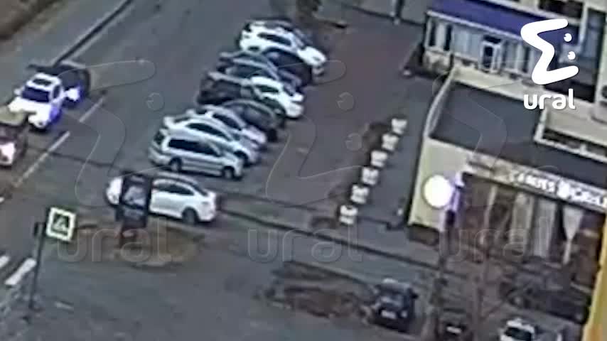 Ураганный ветер повредил ресторан и автомобили в Челябинске