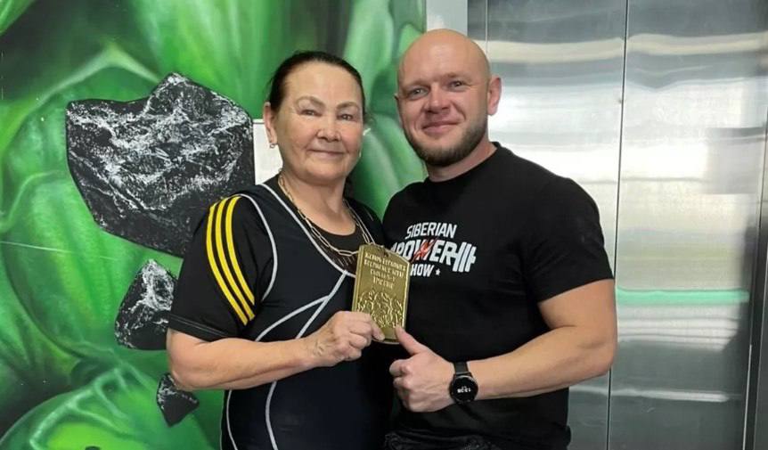  Пенсионерка из Алтайского края установила мировой рекорд в жиме штанги 70-летняя Валентина Бородина из Алейска, бывший тренер по лёгкой атлетике, установила мировой рекорд на турнире "Игры сильных – 2025", отжав 67,5 кг. В номинации "Любители. Жим лёжа без экипировки" она показала лучший результат в своей возрастной и весовой категории. «Спорт помогает мне не чувствовать возраст», — говорит Валентина. Она тренируется трижды в неделю и уверена: без цели старость затянет. В планах — норматив мастера спорта международного класса: выжать 70, а затем и 75 кг. Толк