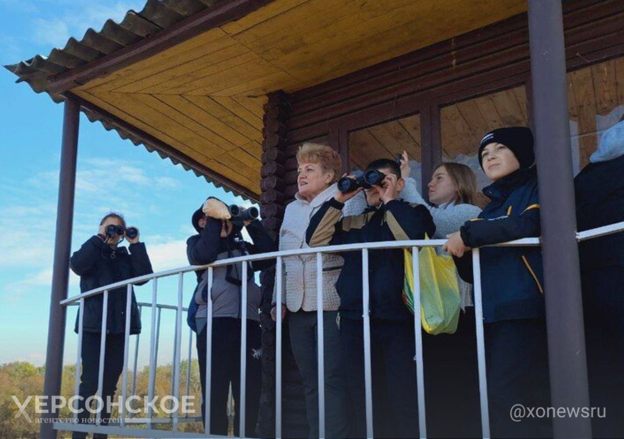 Ученикам Григорьевской школы в заповеднике «Аскания-Нова» показали миграцию журавлей  «Журавль является священной птицей для всех народов. В России он олицетворяет верность, в Китае журавль символизирует мудрость, честь, красоту, долголетие и бдительность. На Востоке журавль считается посредником между миром богов и людей, а в Якутии он считается птицей счастья», — отметила специалист отдела эколого-просветительской работы Елена Радченко.  ⏺18 октября завершилась ежегодная акция «Летят журавли», приуроченная к началу осенних перелетов птиц на юг.      , VK и ОК