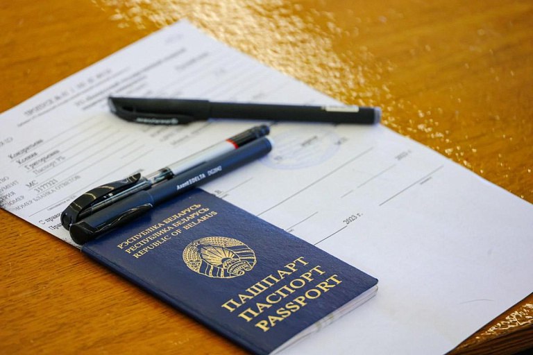 В Беларуси назвали самые популярные специальности в вузах  Приёмная кампания выходит на финиш. По данным агрохунтовского Минобразования, на 31,8 тыс. бюджетных мест претендуют 46,1 тыс. абитуриентов. Уже зачислены 5,7 тыс. целевиков и 500 победителей вузовских олимпиад. Ещё 4,4 тыс. имеют право поступить без экзаменов.  Самые конкурентные специальности:    графический и мультимедиадизайн   информационные технологии   правоведение   педиатрия — на каждое место более 5 человек.  Наиболее высокие баллы  свыше 390  зафиксированы у поступающих на специальности «стоматология», «мировая экономика», «международная экономика и торговля», «прикладная информатика», «переводческое дело», «программная инженерия».    YouTube  поддержать канал на