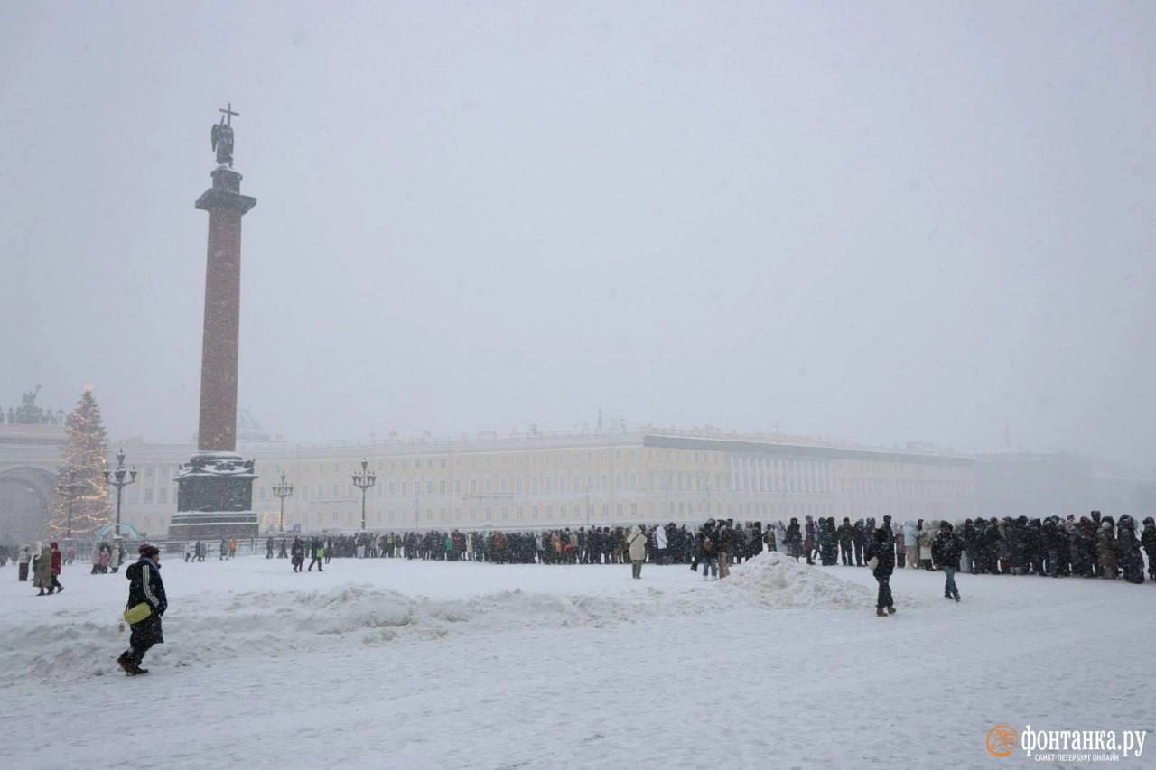 Огромная очередь выстроилась в Эрмитаж колонна из людей тянется до Александрийского столпа Желающих посетить музей заметает снегом но они готовы ждать часами Некоторые из них приходят стоять в очередь не первый день Люди приезжают из других городов на каникулы и хотят побывать в Эрмитаже во что бы то ни стало Посетить Эрмитаж бесплатно можно будет 7 января глядя на сегодняшние очереди советуем всем желающим тщательно продумать время визита TodaySPb Новости GradSPb Места СПб