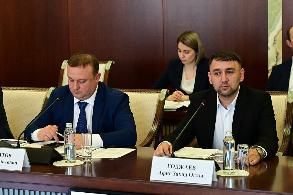В Уфимском район появится овощебаза Директор компании «АгроВосток» Афиг Захид Оглы Годжаев представил главе Башкирии Радию Хабирову проект логистического комплекса для хранения и распределения плодоовощной продукции. Комплекс площадью 15 тысяч квадратных метров будет возведен в деревне Подымалово. Инвестировать в проект планируется 600 млн рублей, а запуск проекта создаст 30 новых рабочих мест. По данным Rusprofile, ООО «АгроВосток» было зарегистрировано в 2004 году в Уфе. Директором компании и одним из учредителей является Афиг Захид Оглы Годжаев. Другим учредителем числится Регина Курбангалеева. Выручка компании за 2024 год составила 123 млн рублей, а прибыль - 4,9 млн рублей. Обратная связь Подписаться